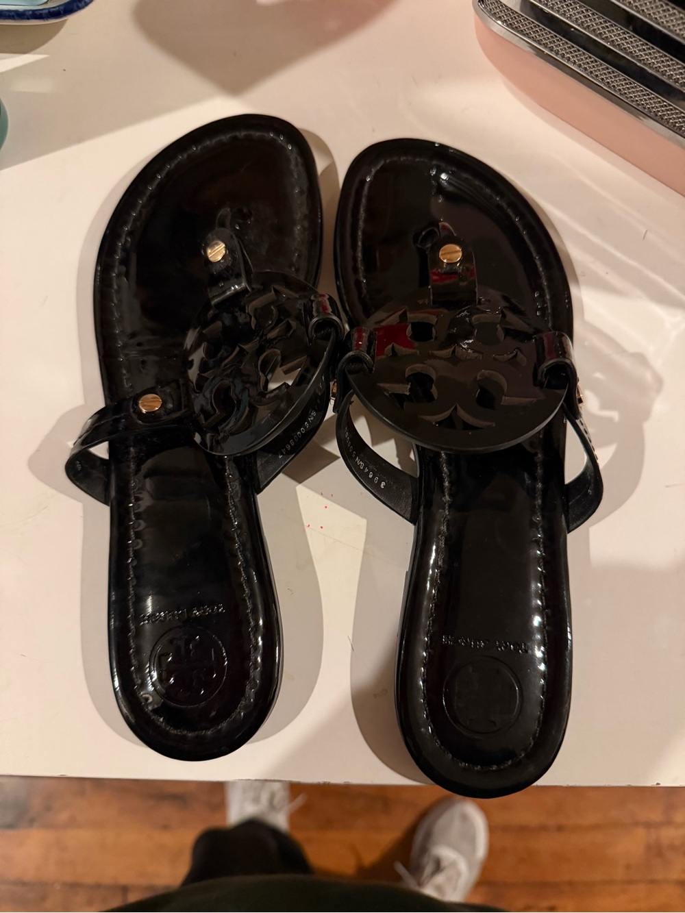 Black Logo Medallion Thong Sandals - Women Tory and Burch - Picture 3 of 7